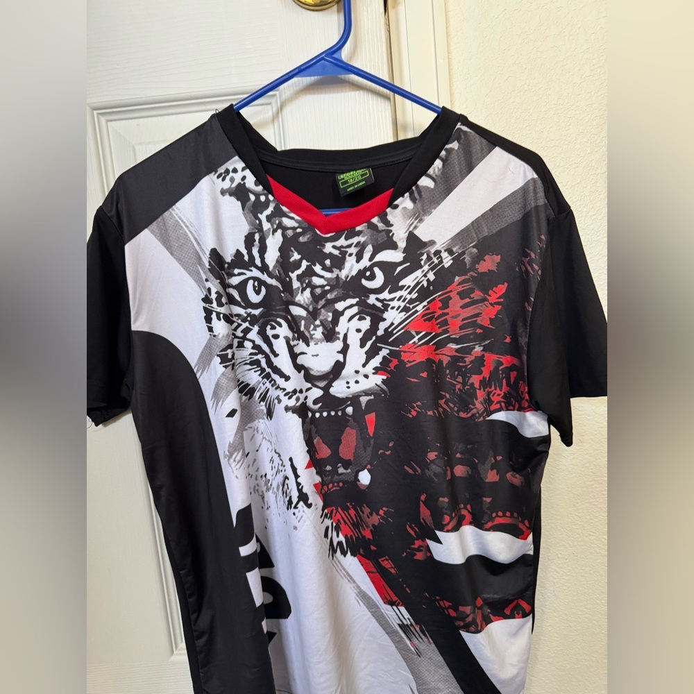 Boys Size 18/20 Tiger Shirt